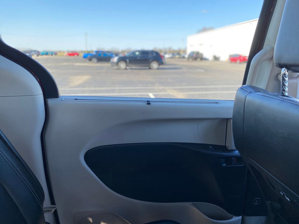 Used 2023 Chrysler Pacifica Touring-L image 17