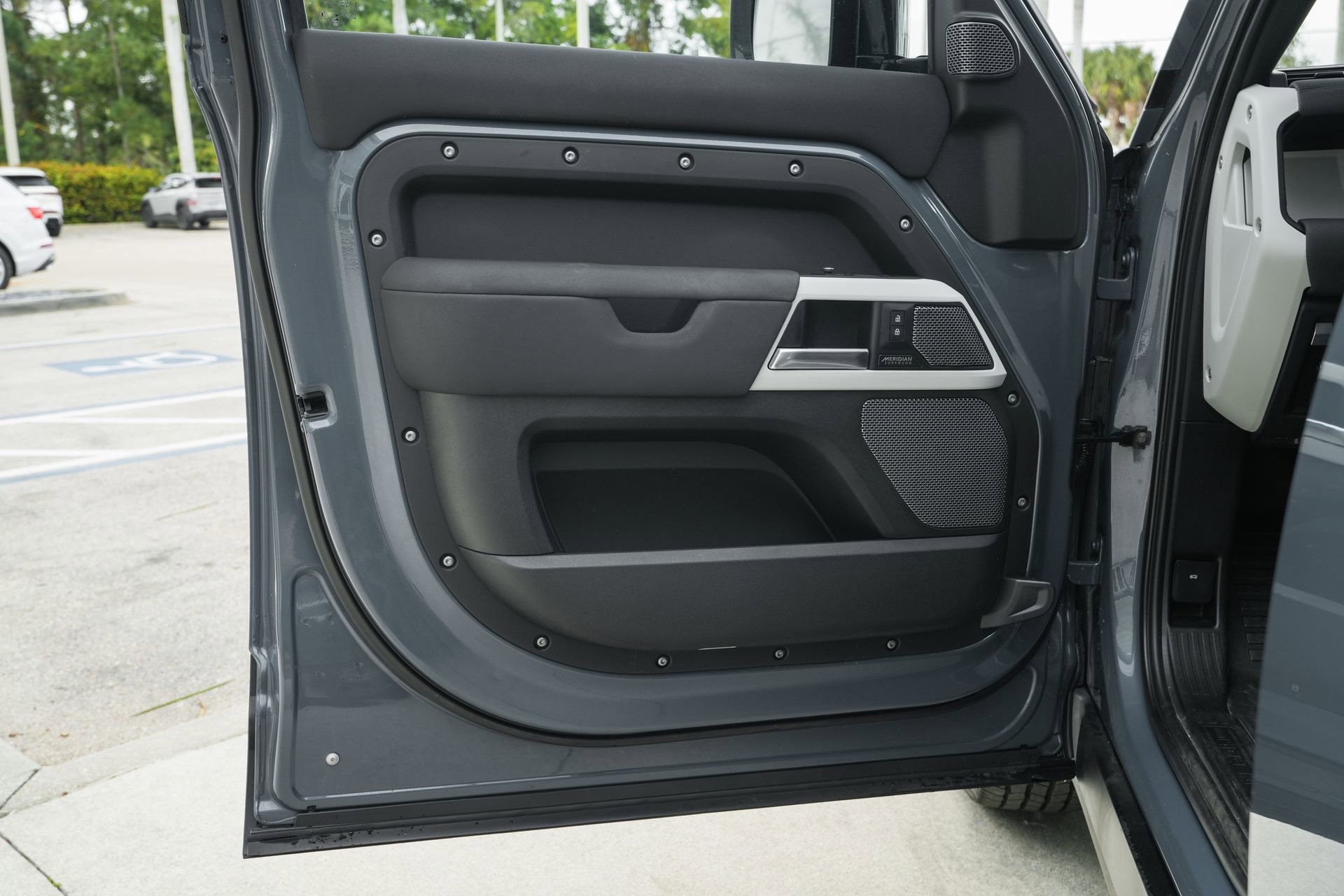 Used 2022 Land Rover Defender 110 SE image 31