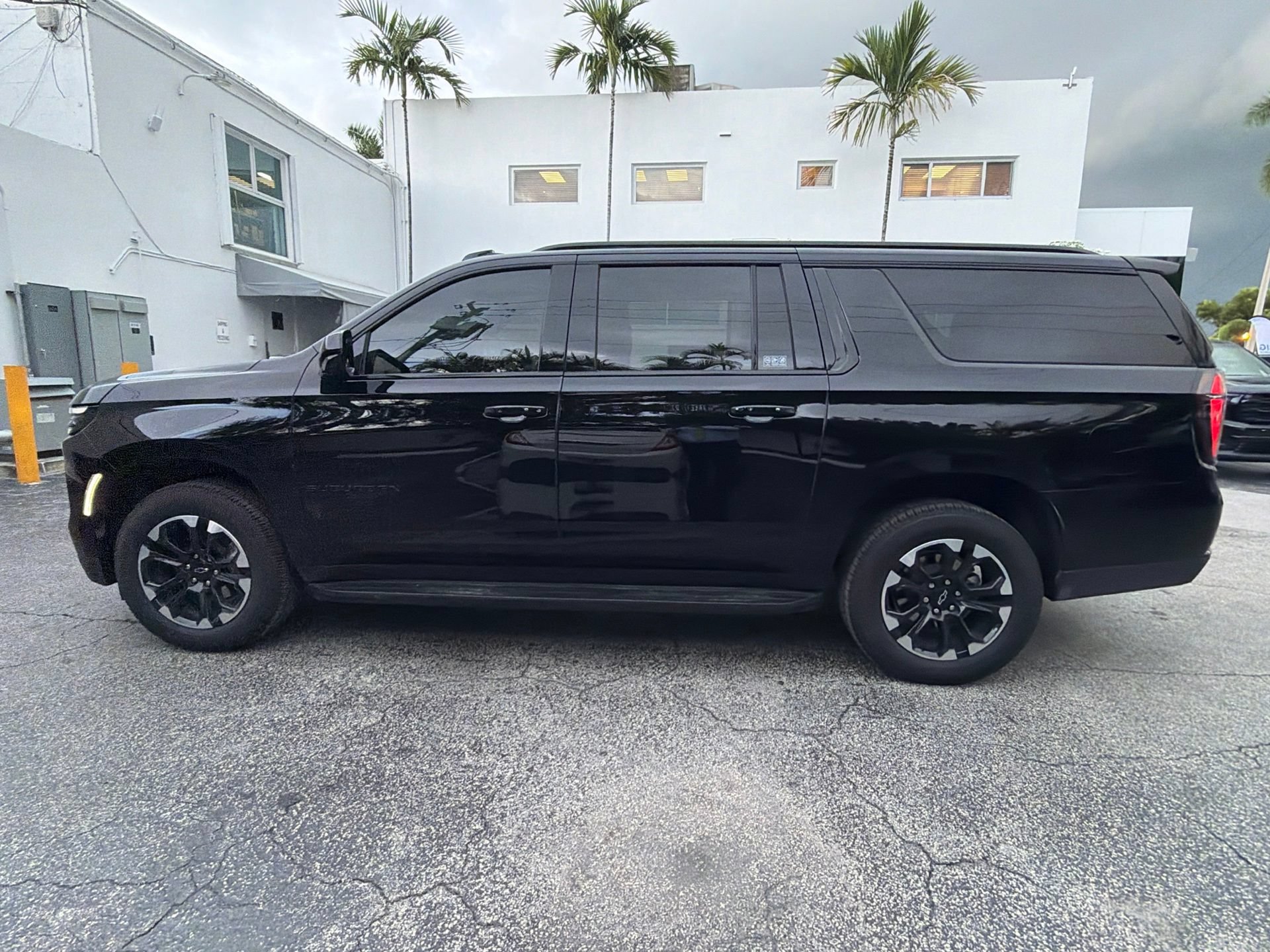 Used 2025 Chevrolet Suburban LS w/ LPO, Dark Essentials Package RWD video 2