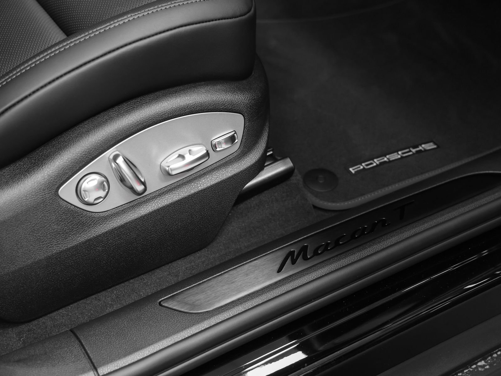 New 2026 Porsche Macan Turbo AWD/4WD image 21