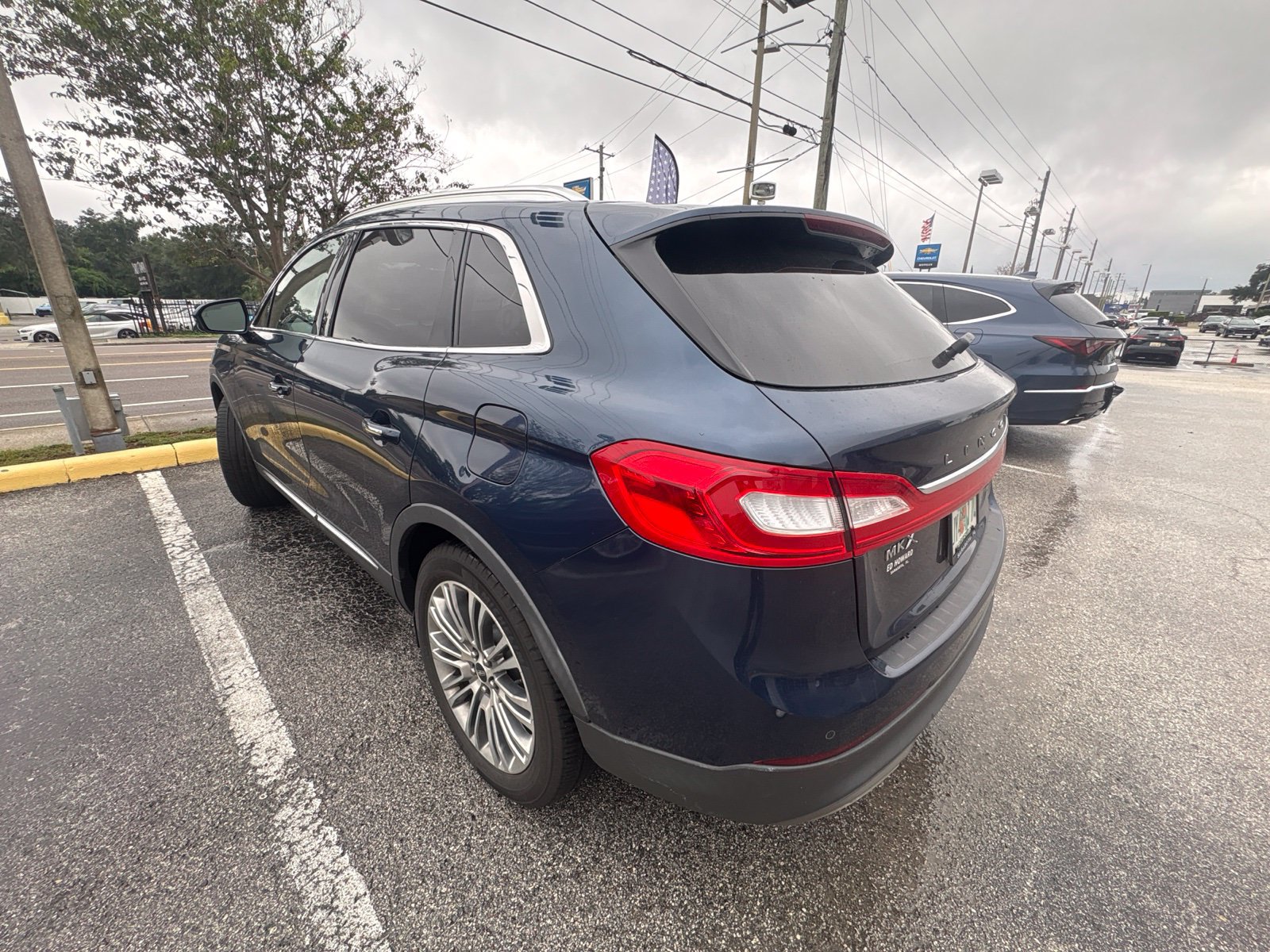 Used 2017 Lincoln MKX Reserve w/ Cargo Utility Package FWD image 5
