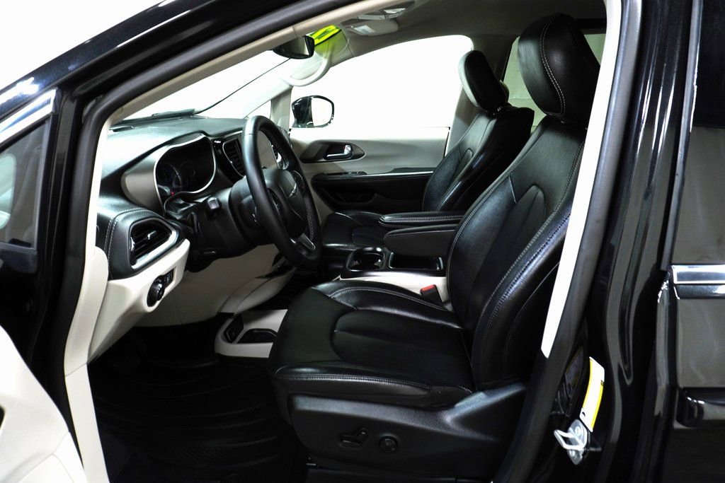 Used 2022 Chrysler Pacifica Touring-L w/ Uconnect Theater Family Group image 12