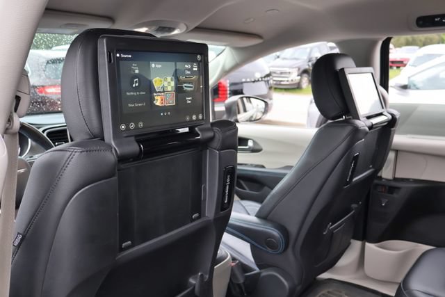 Used 2021 Chrysler Pacifica Touring-L w/ Uconnect Theater Family Group AWD/4WD image 12