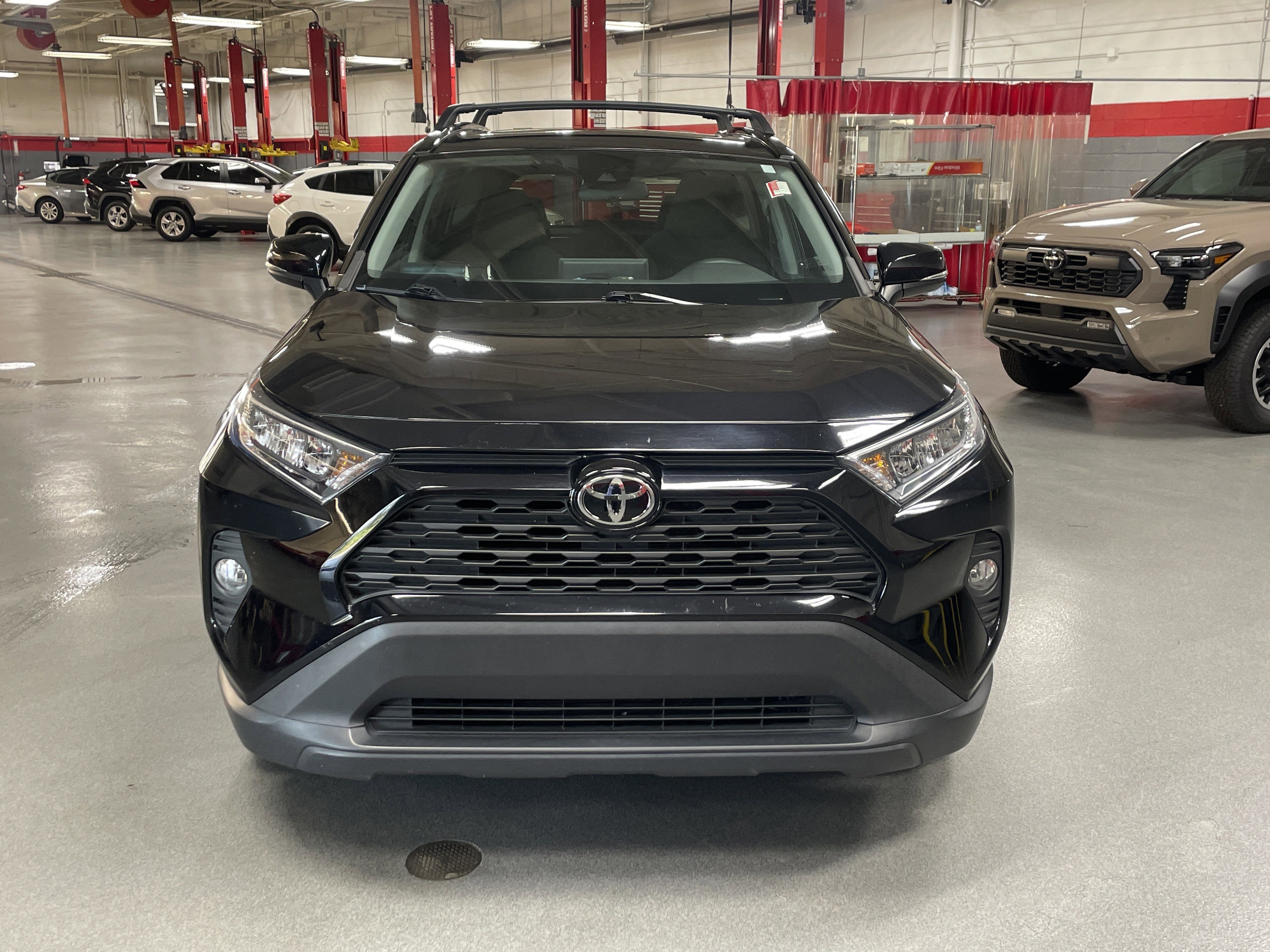 Used 2021 Toyota RAV4 XLE w/ Convenience Package FWD image 3