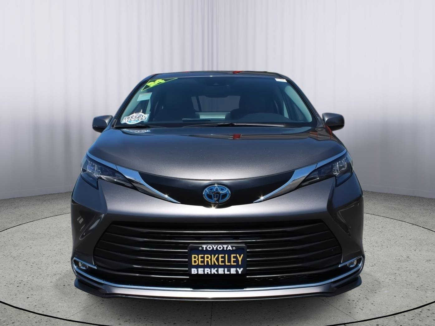 Used 2024 Toyota Sienna XLE AWD/4WD image 3