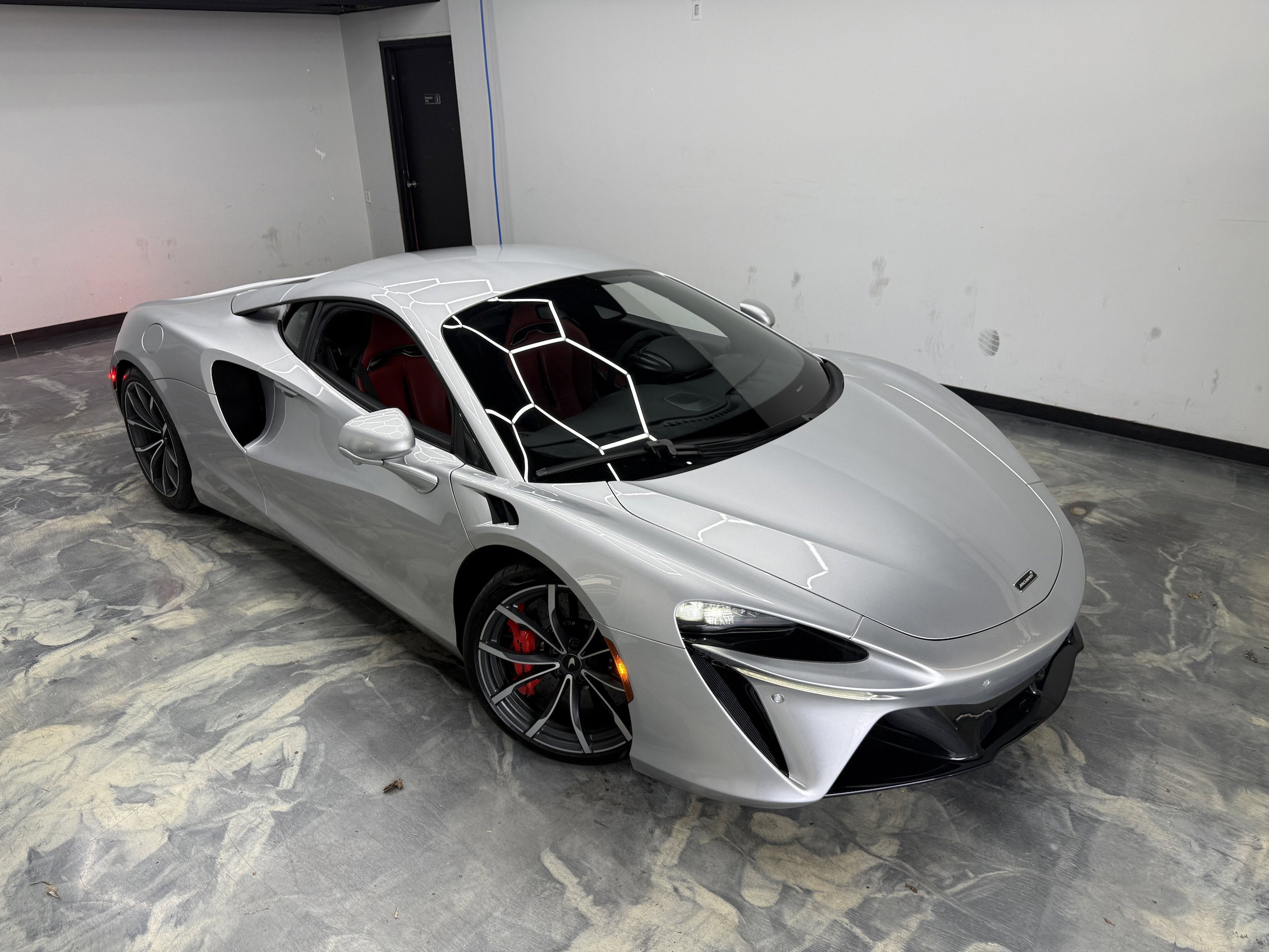 Used 2023 McLaren Artura RWD image 8