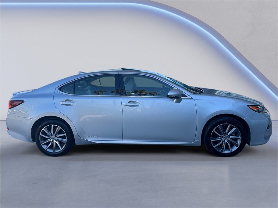 Used 2016 Lexus ES 300h w/ Luxury Package w/Wood Trim FWD image 7