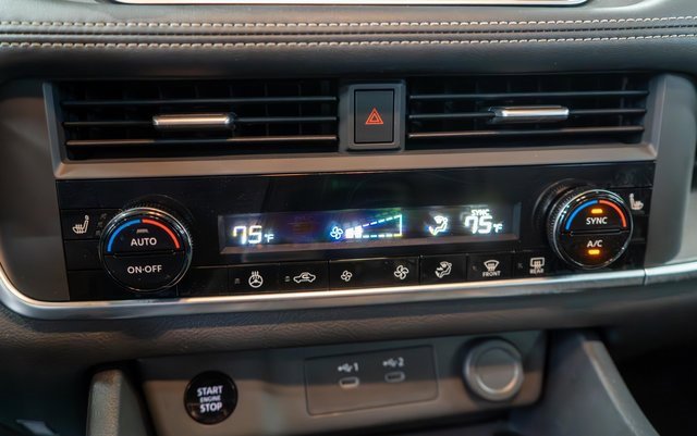 Used 2025 Nissan Rogue SV w/ SV Premium Package image 30