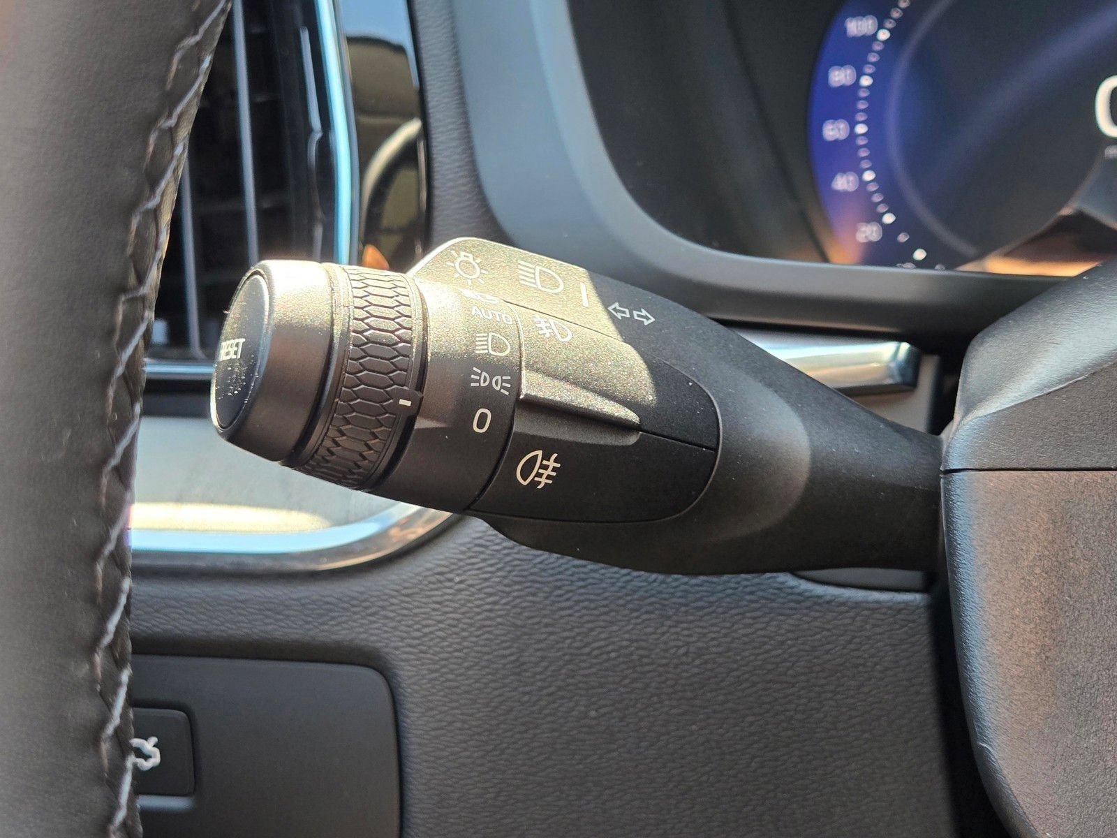 Certified 2025 Volvo XC60 B5 Plus AWD/4WD image 29