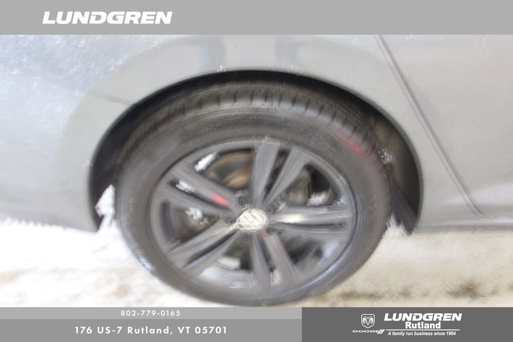 Used 2023 Volkswagen Jetta SE w/ Panoramic Sunroof Package FWD image 15