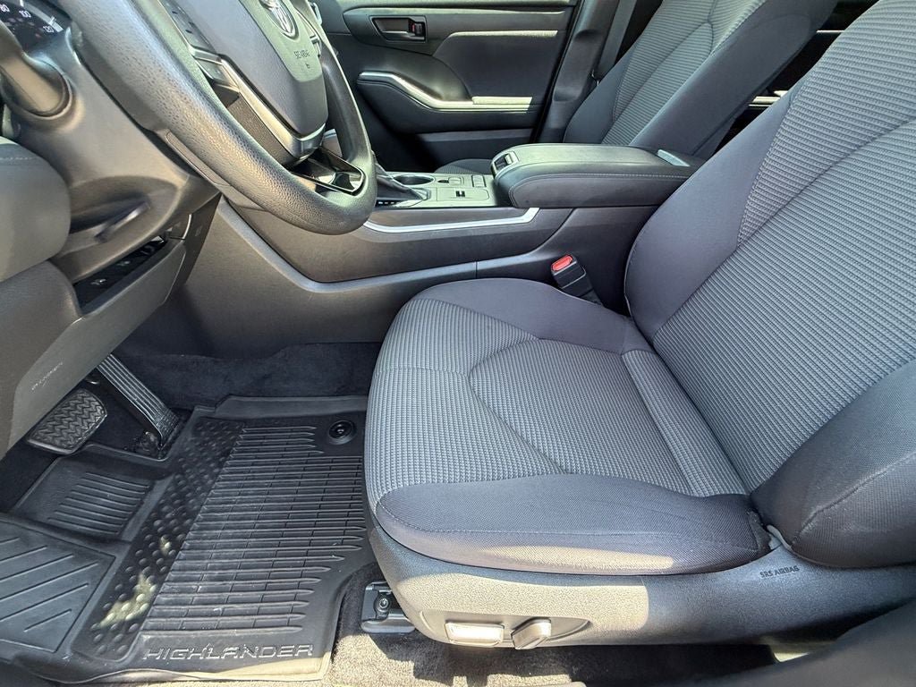 Used 2020 Toyota Highlander L FWD image 12