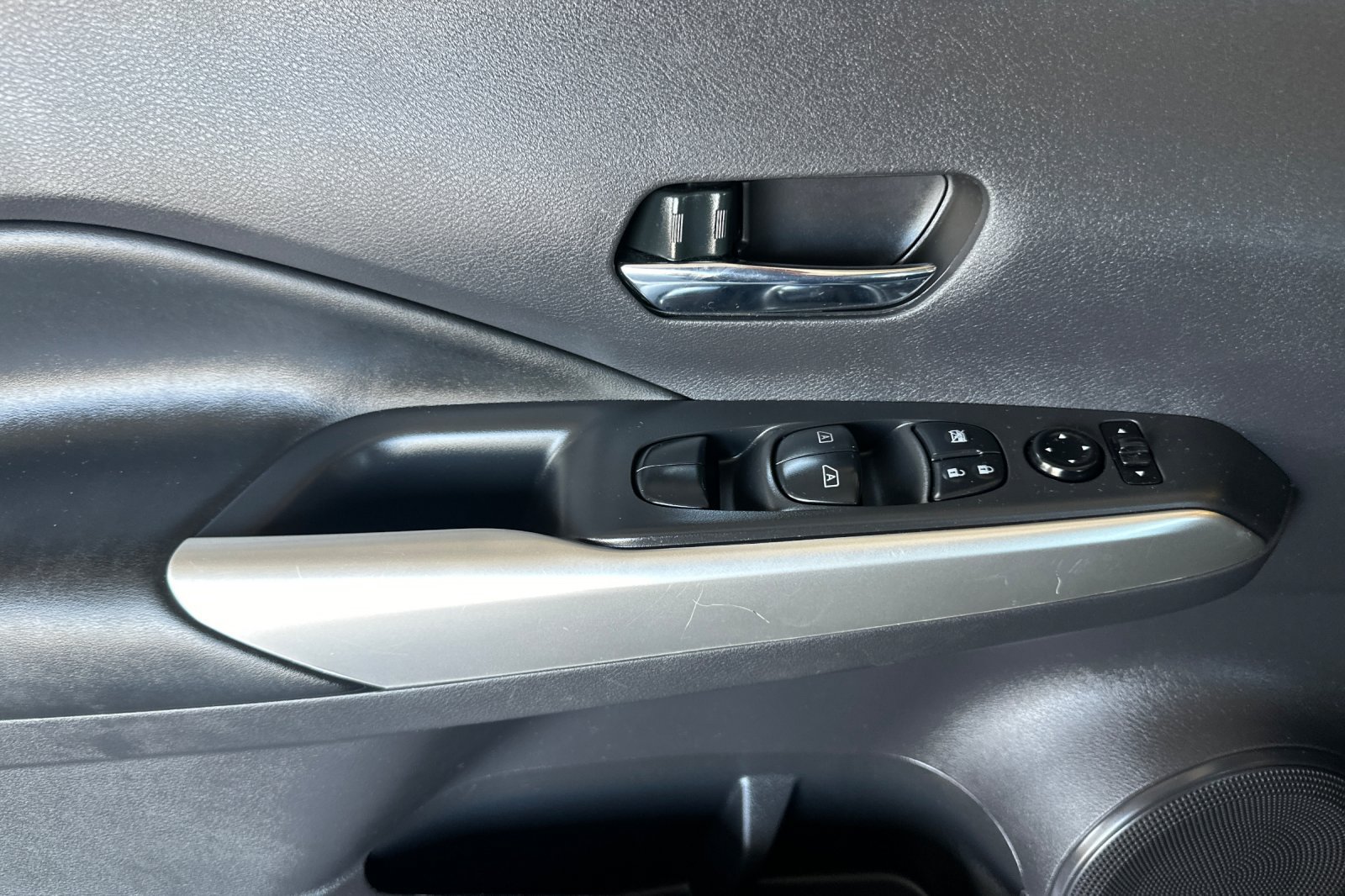 Used 2020 Nissan Kicks SR FWD image 11