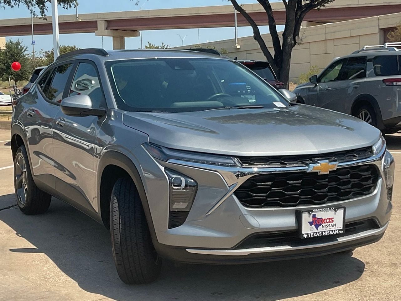 Used 2025 Chevrolet Trax LT w/ LT Convenience Package FWD image 2