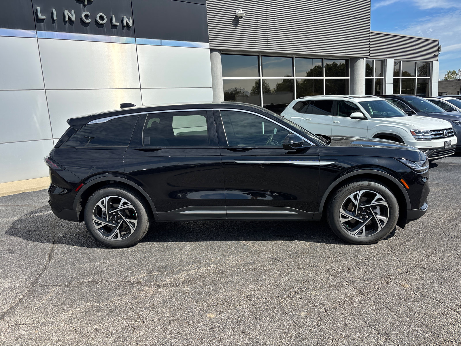 Used 2025 Lincoln Nautilus Premier AWD/4WD image 8