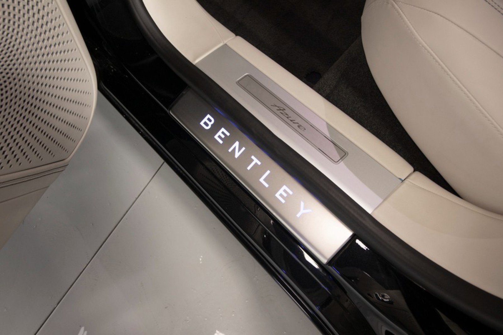 Used 2023 Bentley Flying Spur Azure image 42