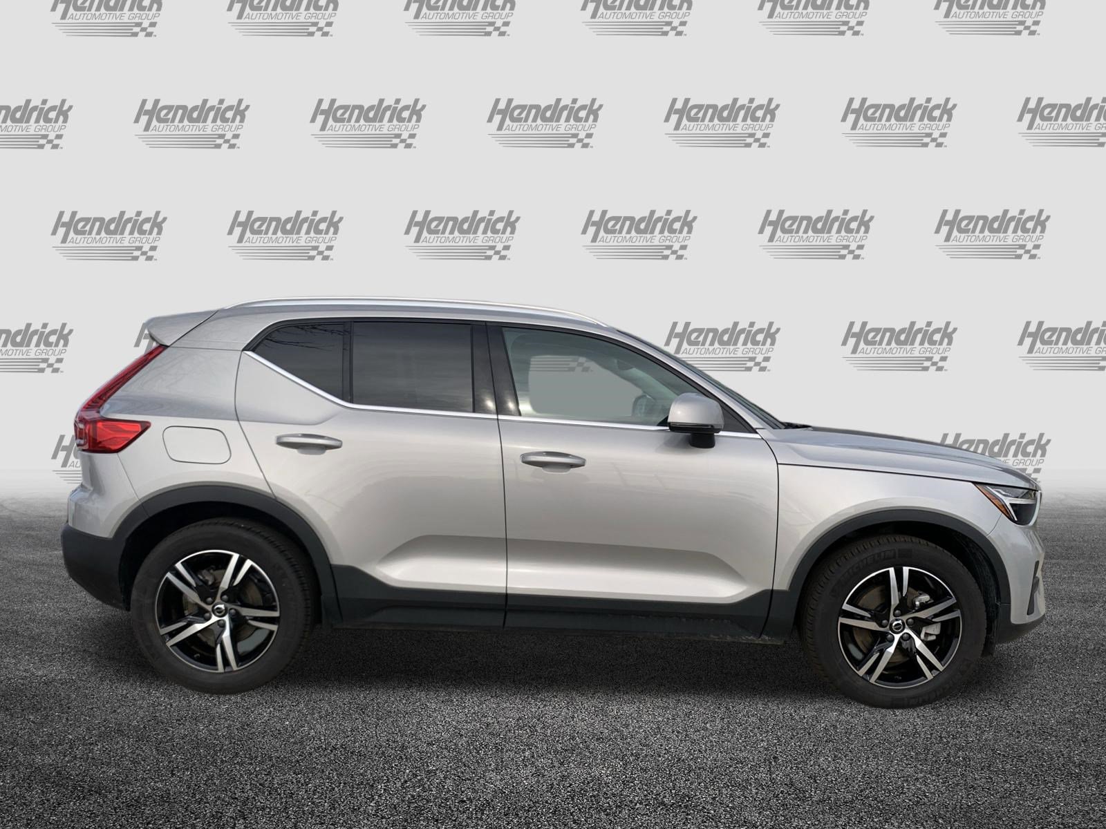 Used 2025 Volvo XC40 B5 Core image 11