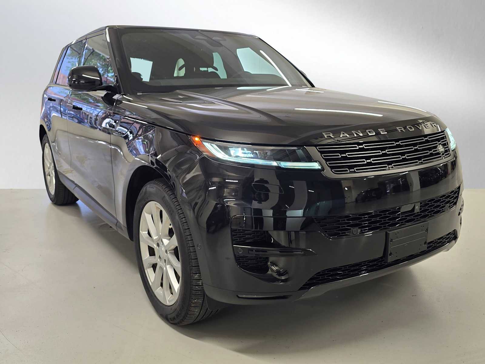Used 2025 Land Rover Range Rover Sport SE AWD/4WD image 7