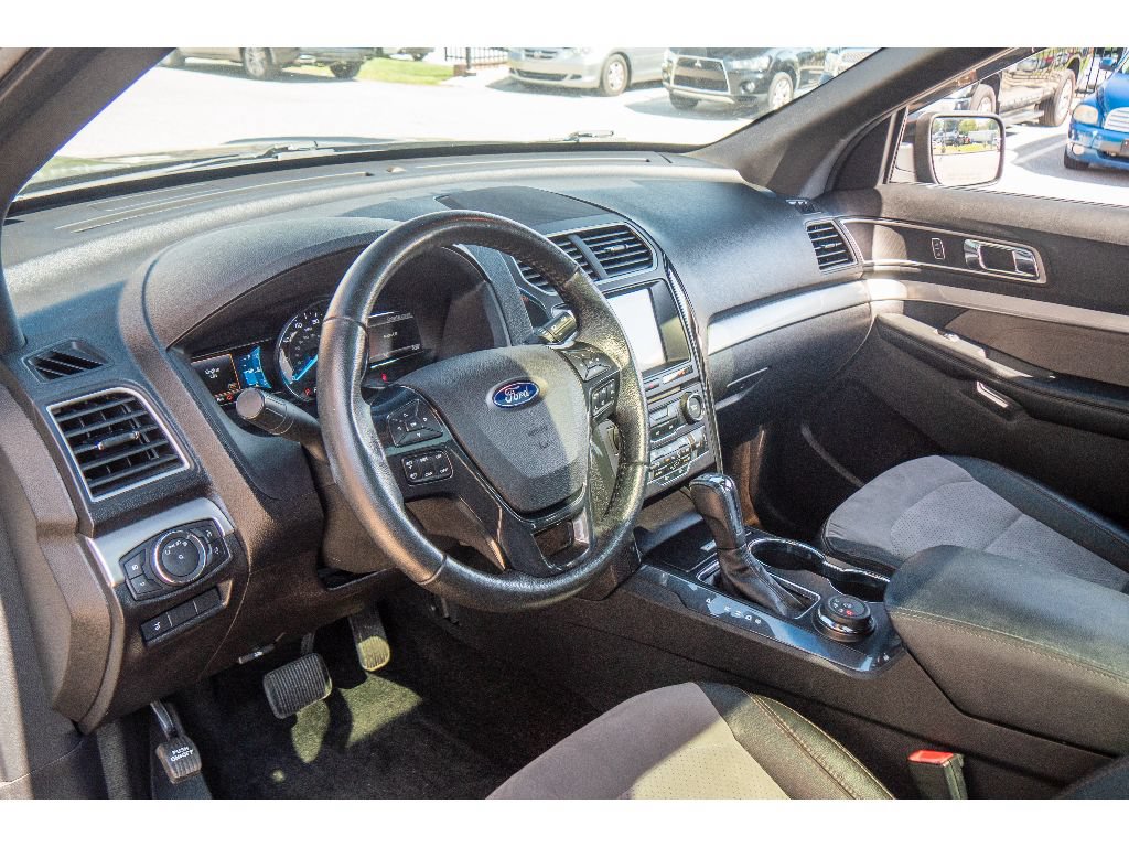 Used 2017 Ford Explorer XLT w/ Equipment Group 202A AWD/4WD image 13