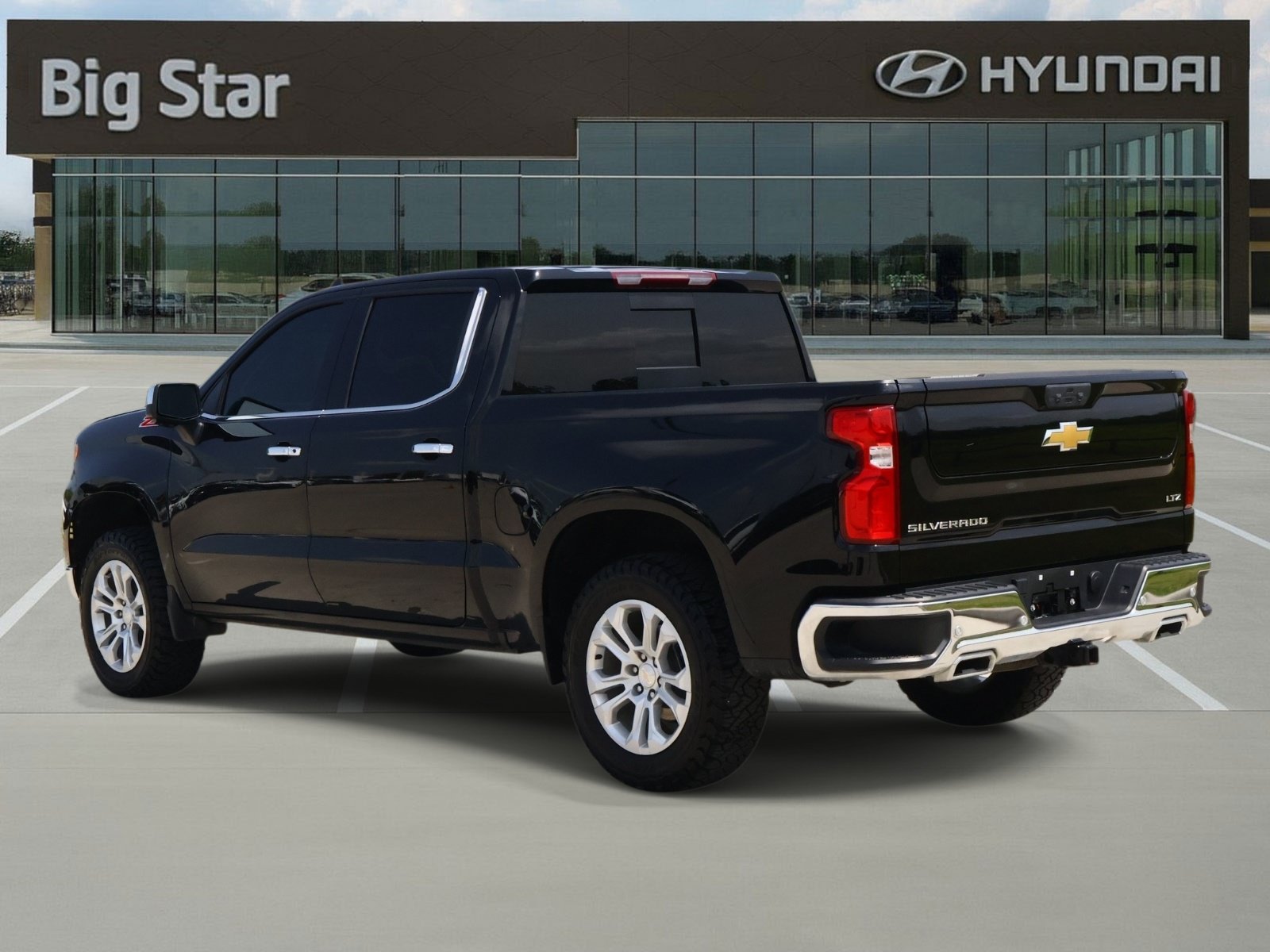 Used 2024 Chevrolet Silverado 1500 LTZ AWD/4WD image 3