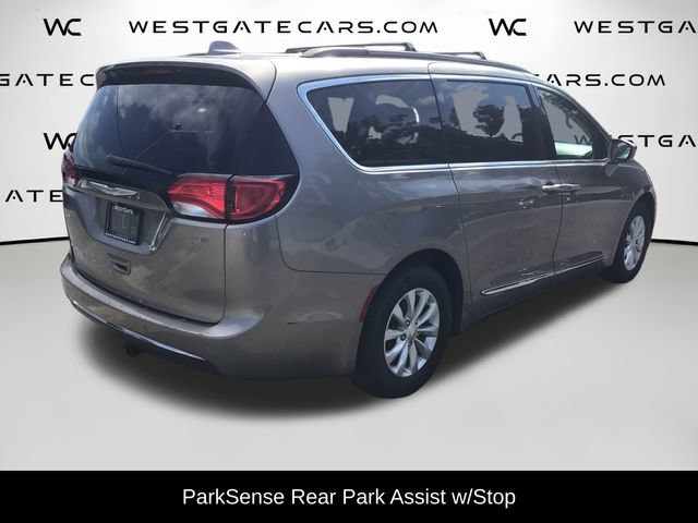 Used 2017 Chrysler Pacifica Touring-L FWD image 10