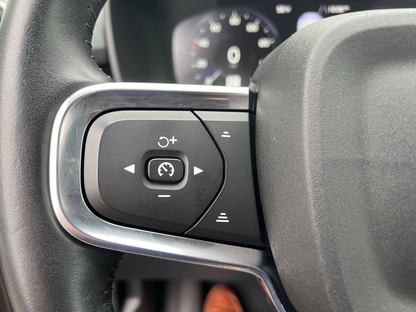 Used 2021 Volvo XC40 T4 Inscription FWD image 11