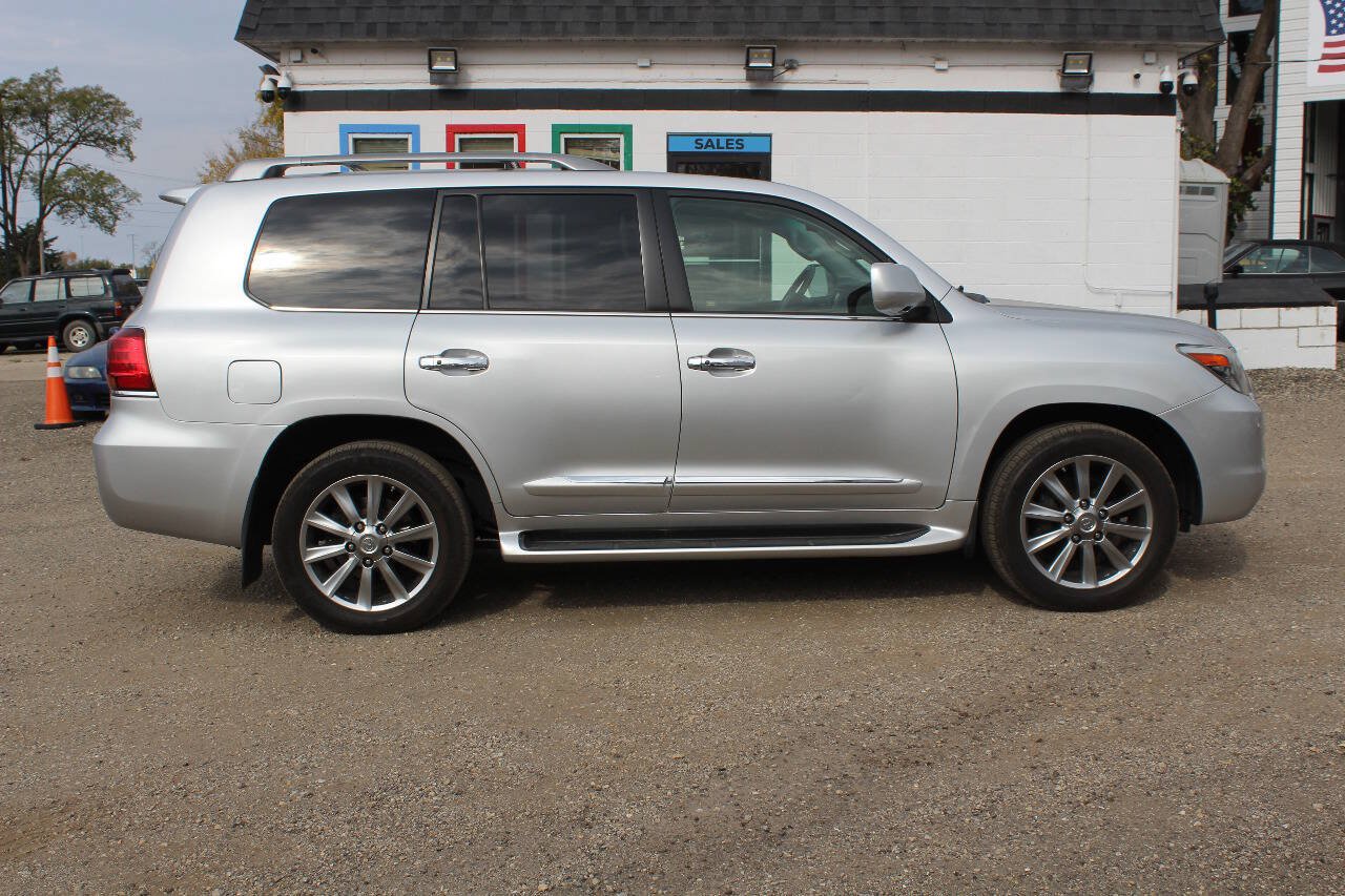 Used 2011 Lexus LX 570 4WD w/ Luxury Pkg image 4