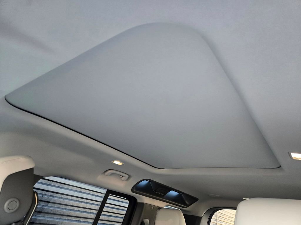 New 2026 Land Rover Defender 110 X-Dynamic SE image 12