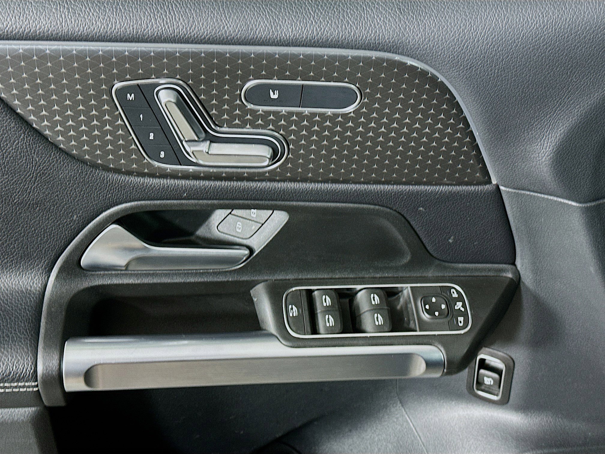 Used 2025 Mercedes-Benz GLB 250 4MATIC image 15
