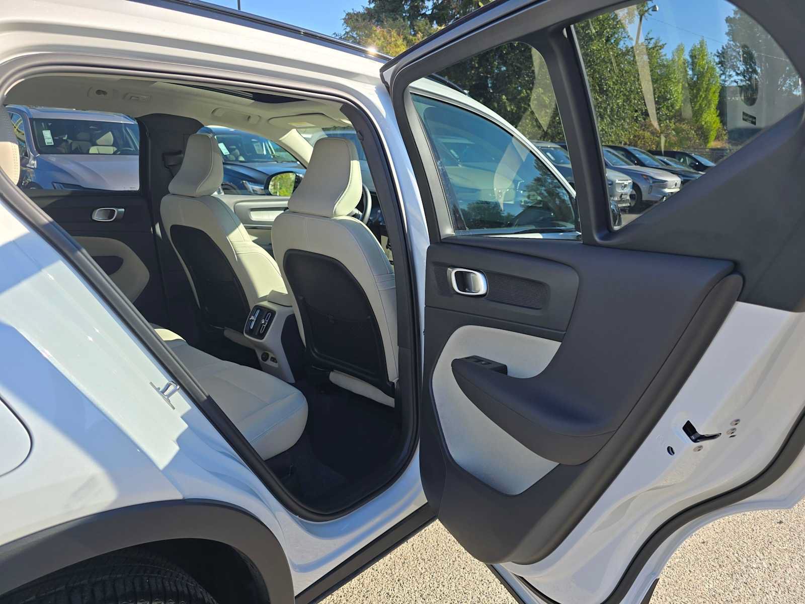 Certified 2026 Volvo XC40 B5 Plus AWD/4WD image 14