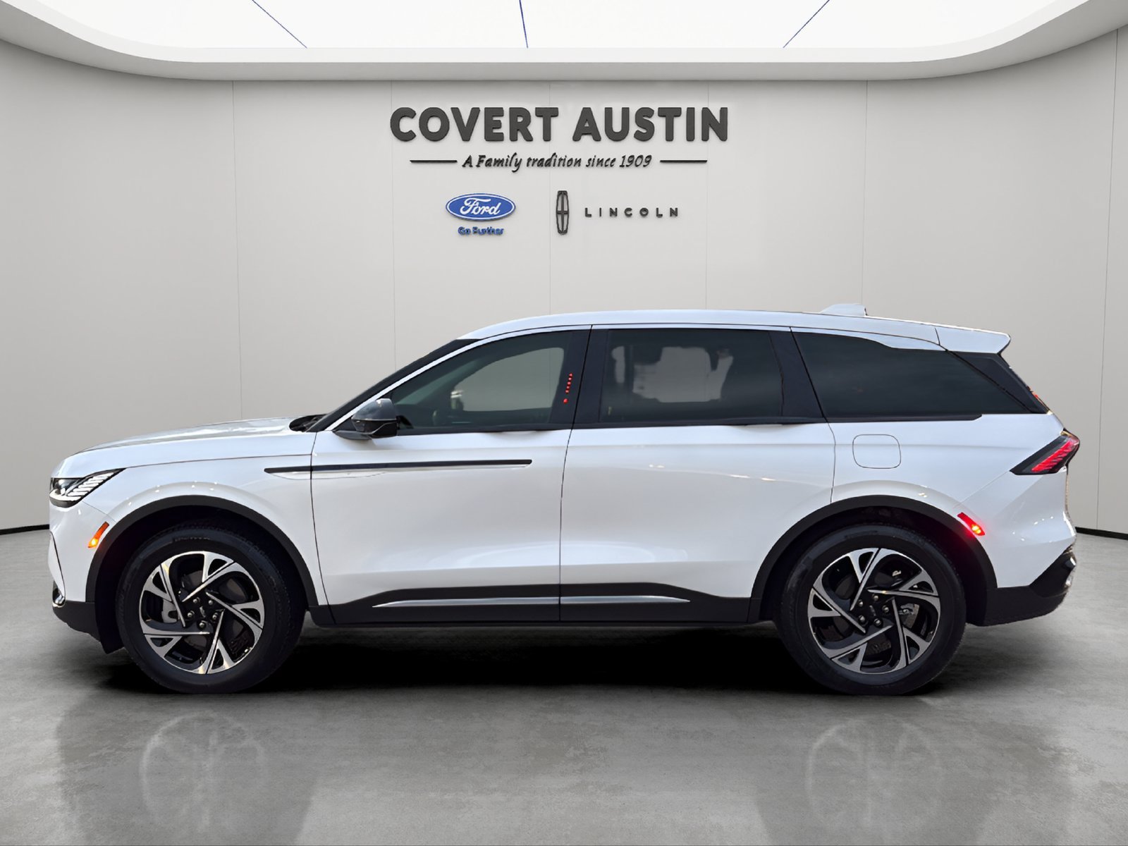 Used 2026 Lincoln Nautilus Premier w/ Equipment Group 102A AWD/4WD image 2