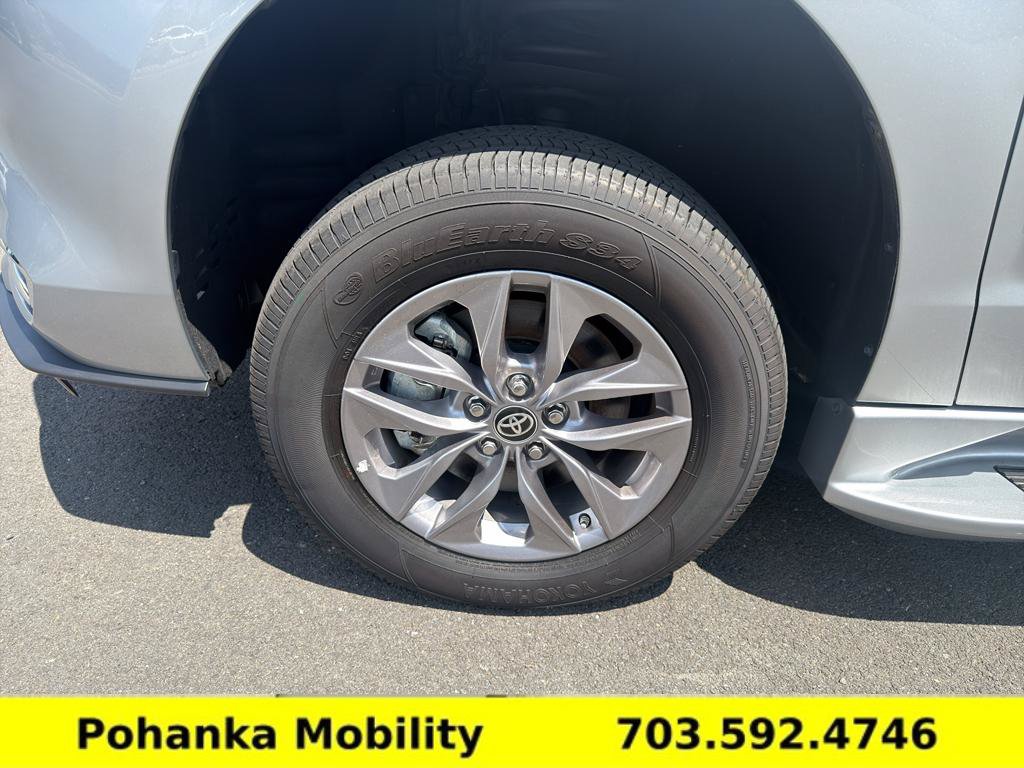 Used 2024 Toyota Sienna XLE FWD image 30