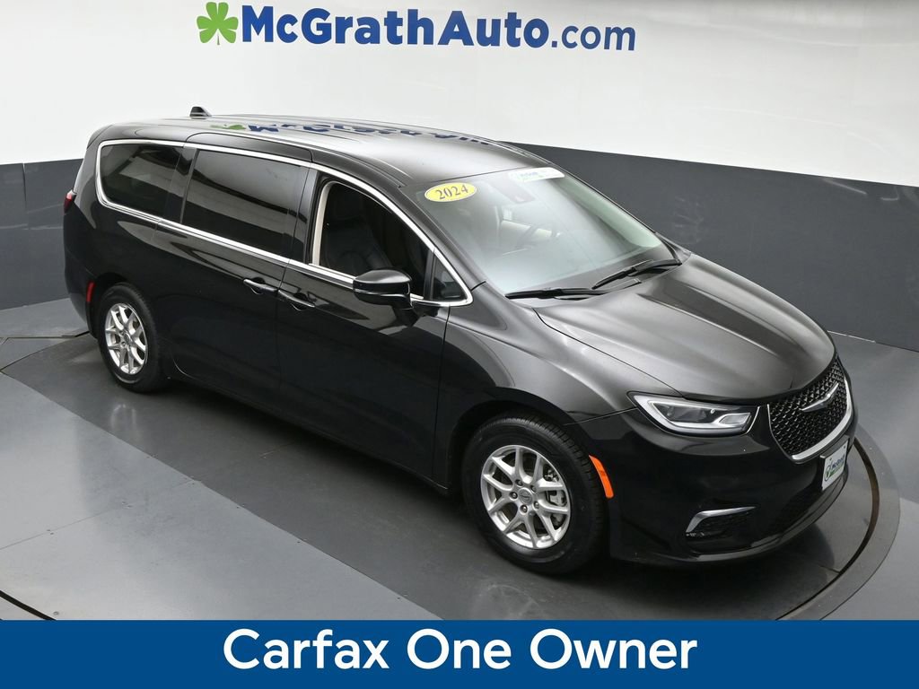 Used 2024 Chrysler Pacifica Touring-L image 3