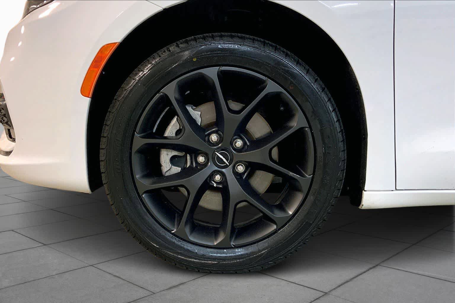 Used 2023 Chrysler Pacifica Touring-L w/ S Appearance Package AWD/4WD image 10