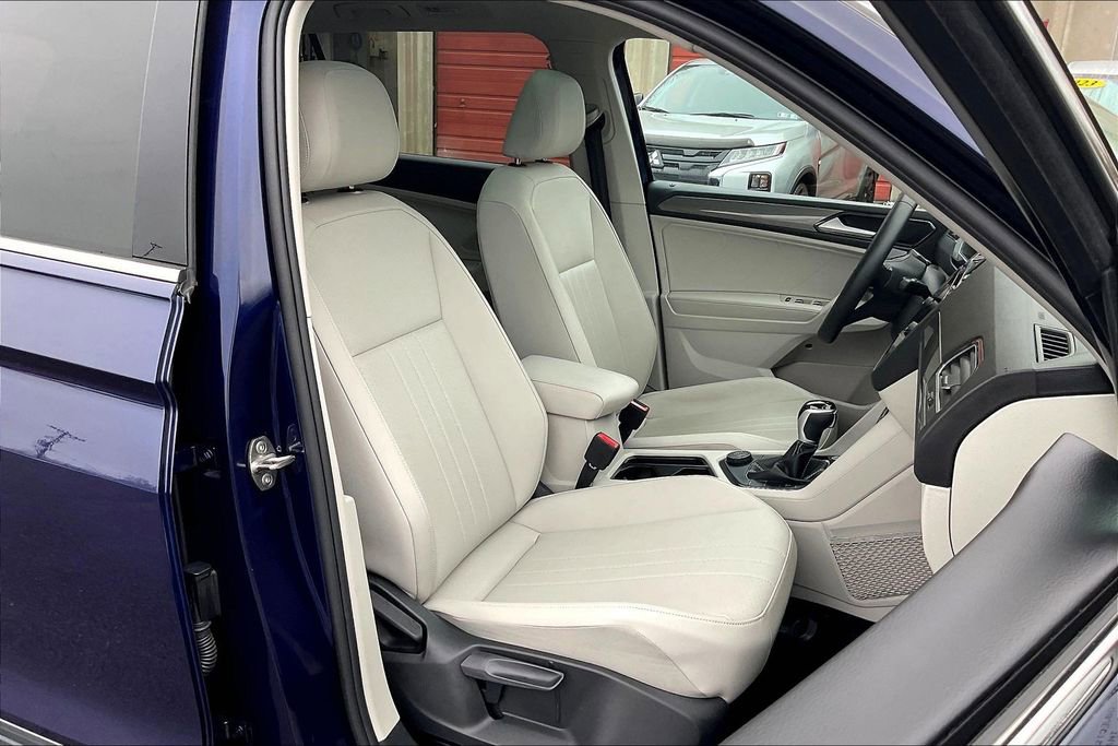 Used 2023 Volkswagen Tiguan SE w/ Panoramic Sunroof Package image 7