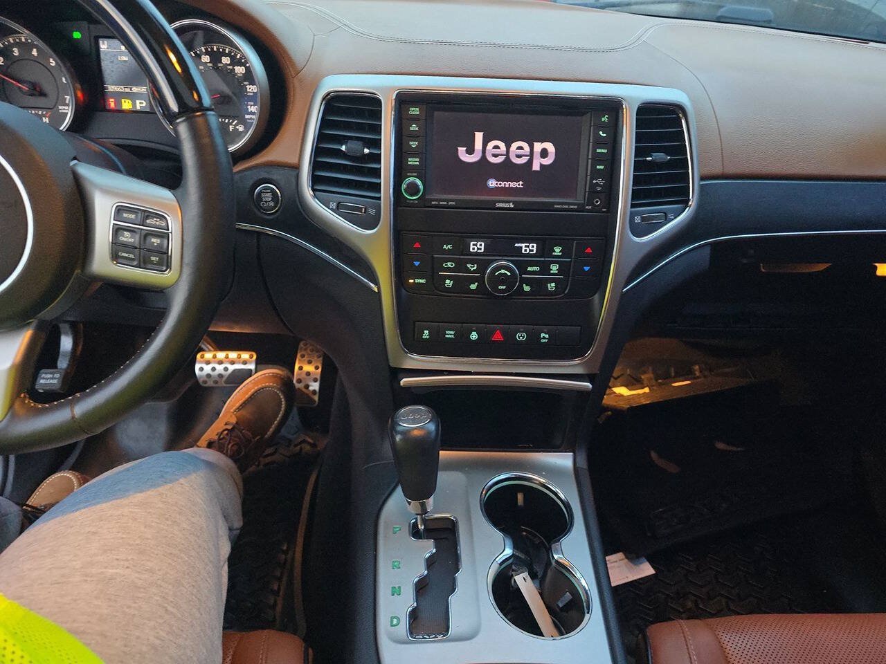 Used 2013 Jeep Grand Cherokee Overland AWD/4WD image 9