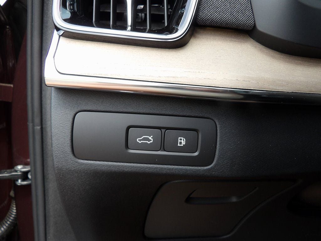 Certified 2025 Volvo XC90 T8 Plus w/ Protection Package Premier AWD/4WD image 22