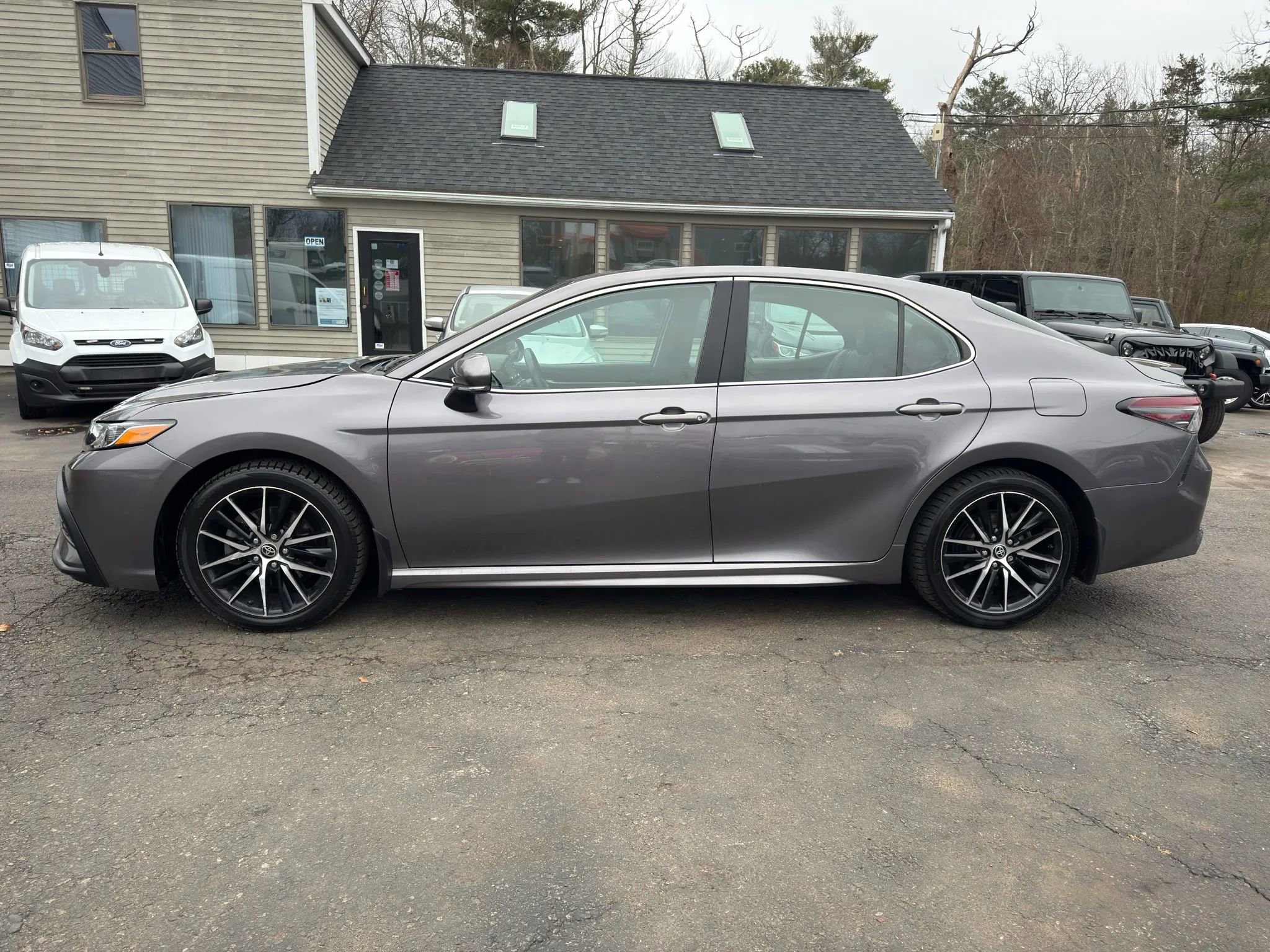 Used 2022 Toyota Camry SE w/ Cold Weather Package image 4