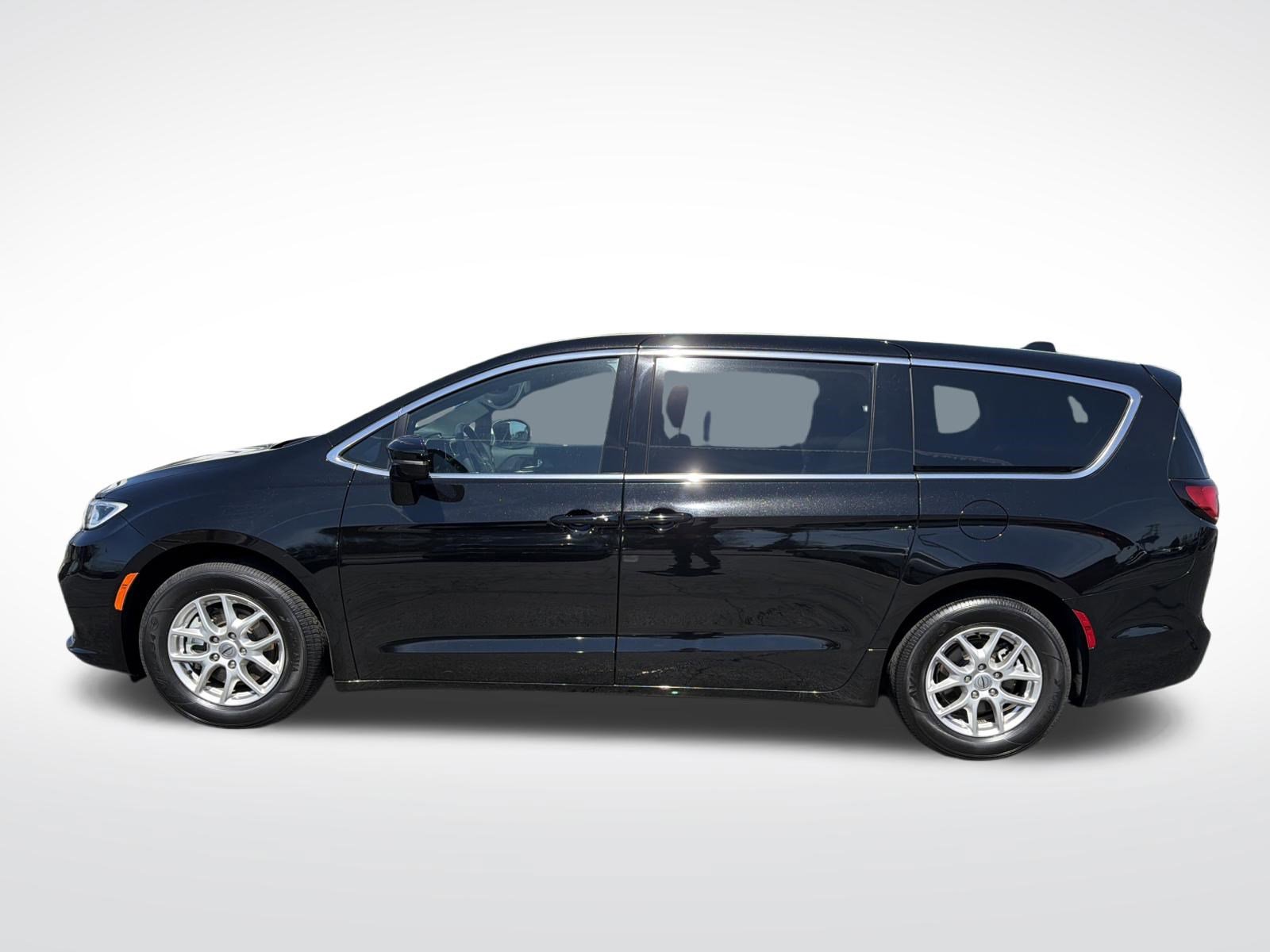 Used 2025 Chrysler Pacifica Select FWD image 18