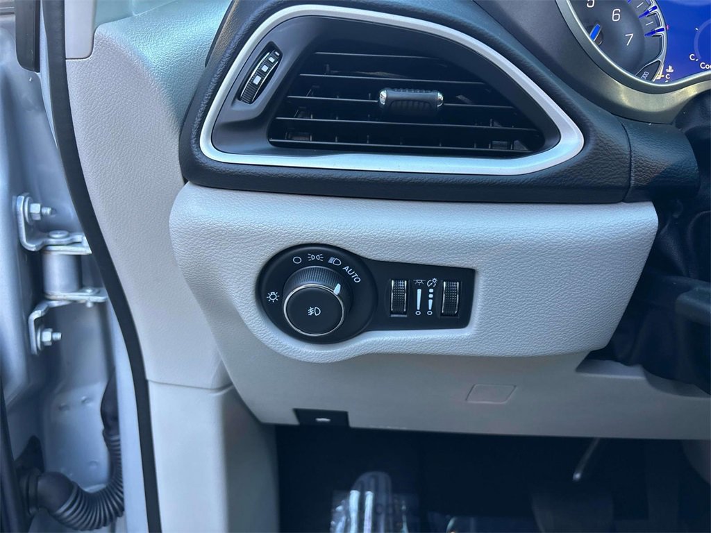 Used 2024 Chrysler Pacifica Touring-L image 21