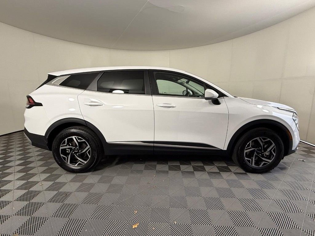 Used 2025 Kia Sportage LX image 2