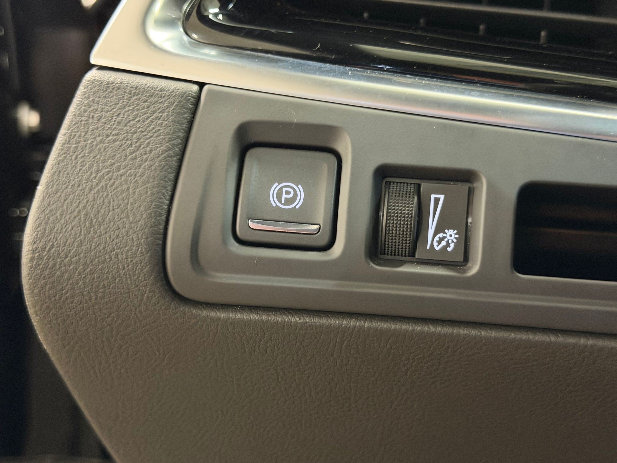 Certified 2025 Cadillac XT6 Luxury FWD image 20