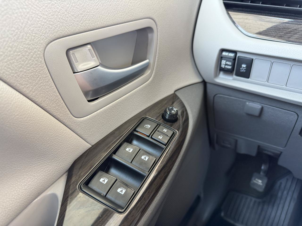 Used 2018 Toyota Sienna XLE AWD/4WD image 25