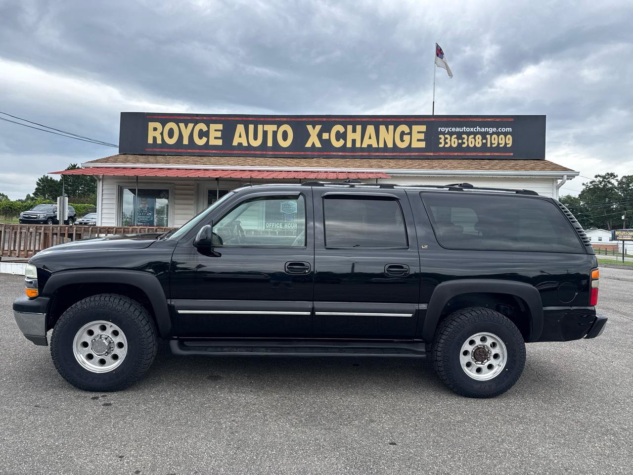 Used 2004 Chevrolet Suburban 2500 LT w/ Preferred Equipment Group AWD/4WD image 17
