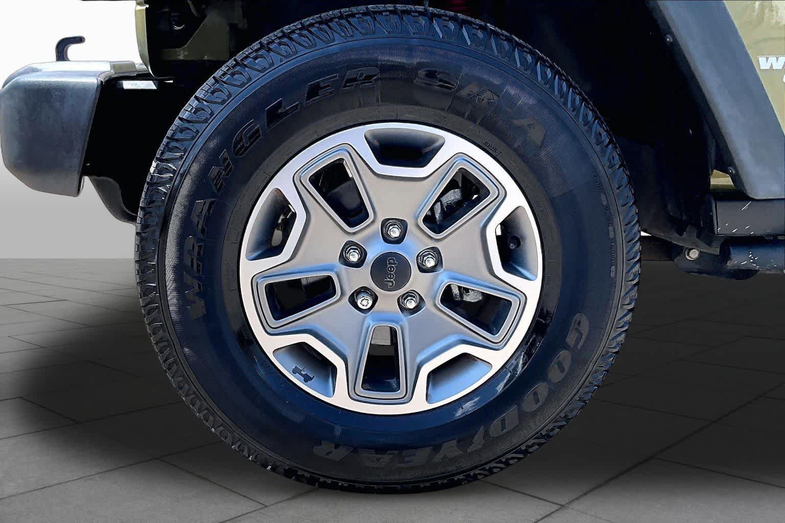 Used 2013 Jeep Wrangler Unlimited Rubicon w/ Connectivity Group AWD/4WD image 12