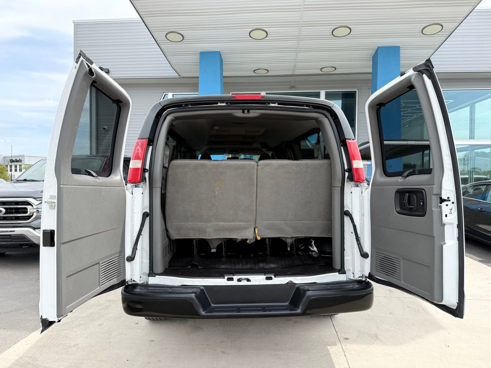 Used 2017 Chevrolet Express 3500 LS image 42