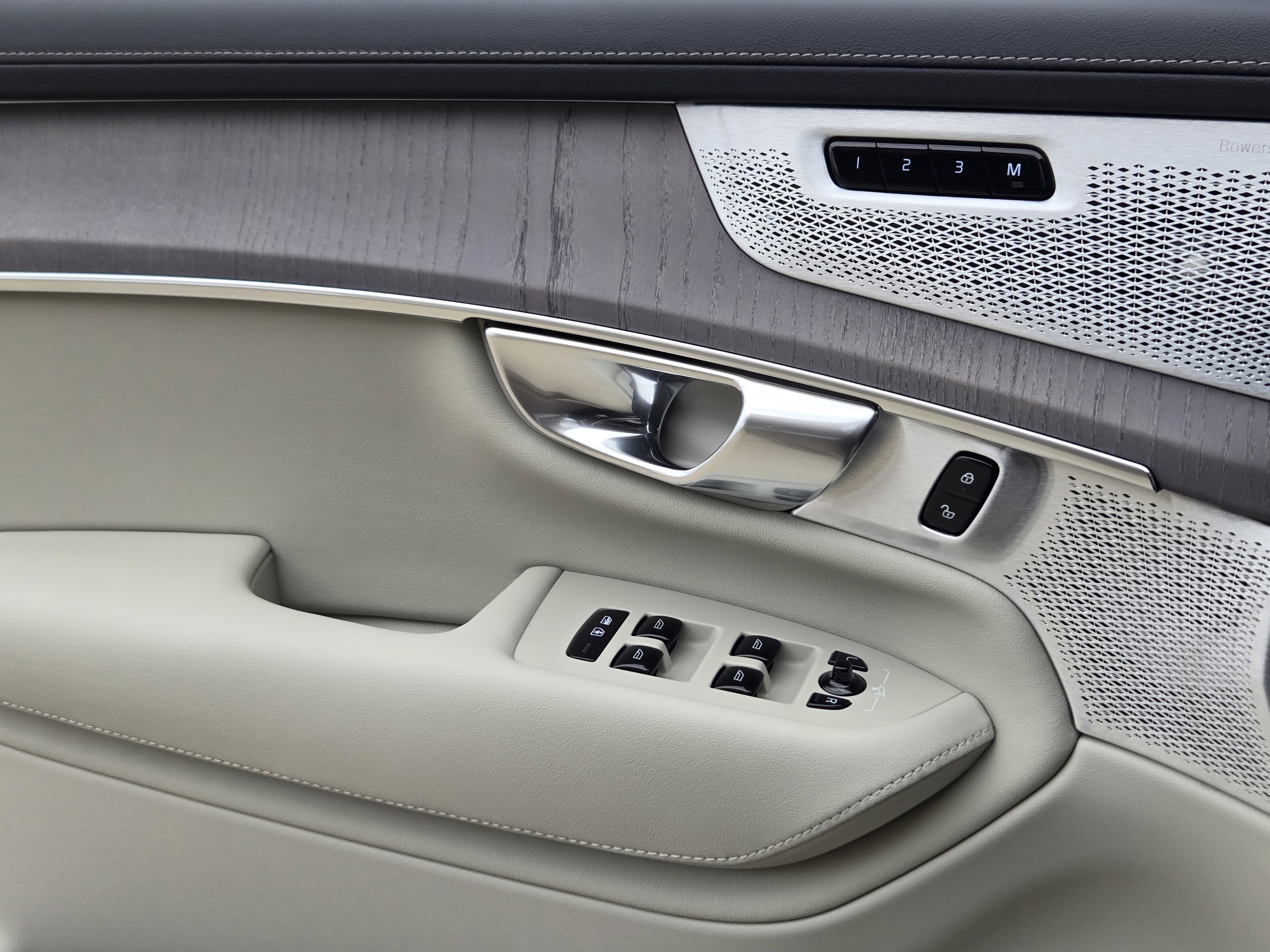 New 2026 Volvo XC90 T8 Ultra w/ Protection Package Premier image 18