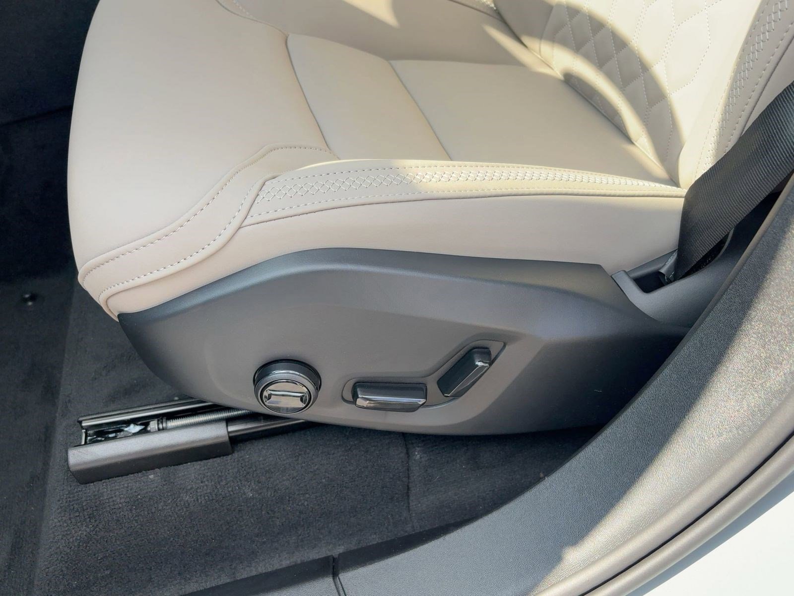 New 2026 Volvo XC90 B6 Plus w/ Protection Package image 14