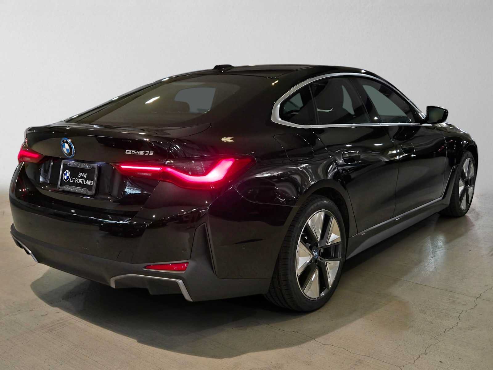 Used 2023 BMW i4 eDrive35 RWD image 3