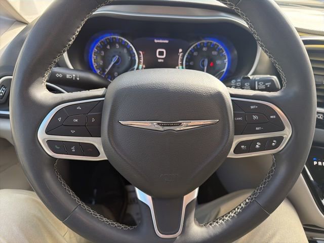 Used 2023 Chrysler Pacifica Touring-L image 17