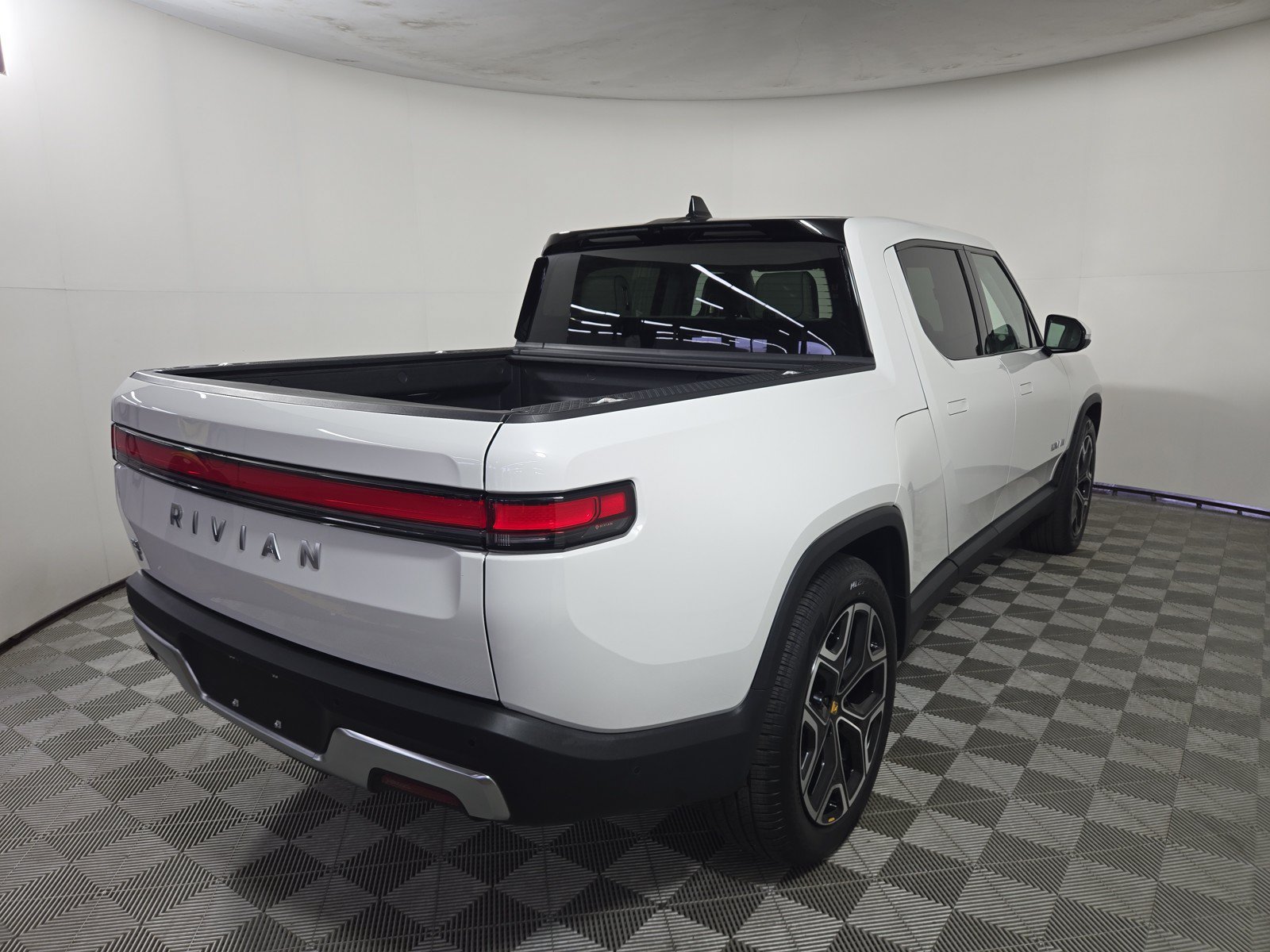 Used 2024 Rivian R1T Adventure AWD/4WD image 5